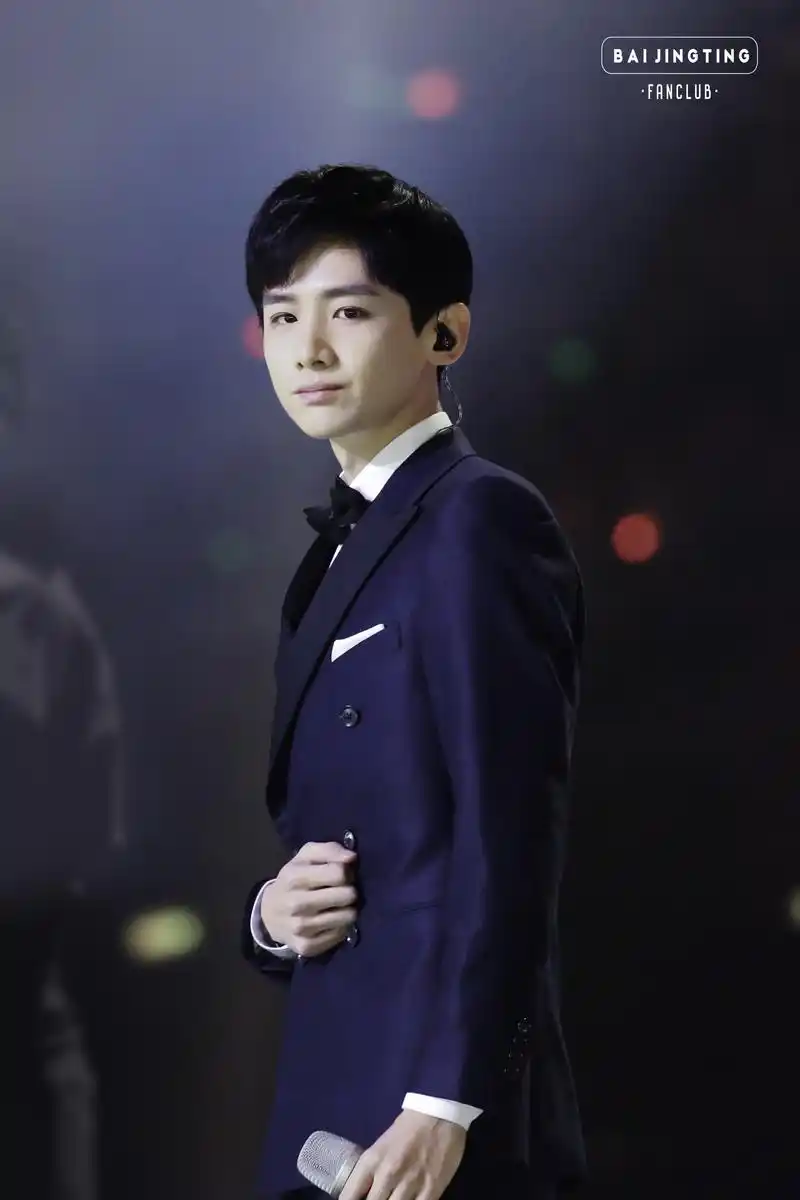 【20171231湖南卫视跨年演唱会高清6p】 西装笔挺的成熟 黑色领结的