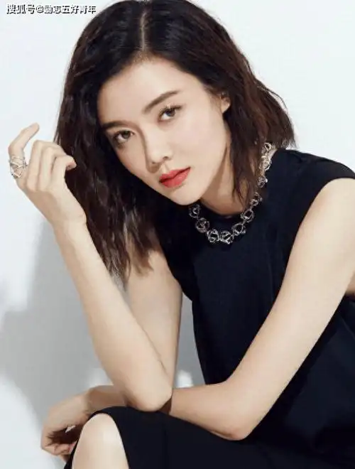 北京电影学院表演系毕业,进入娱乐圈也算顺风顺水,前期发展非常好