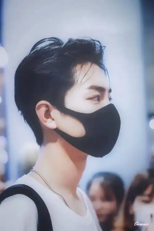 肖战机场生图状态#肖战最出圈的机场路透还是2018年的大背头,以前的