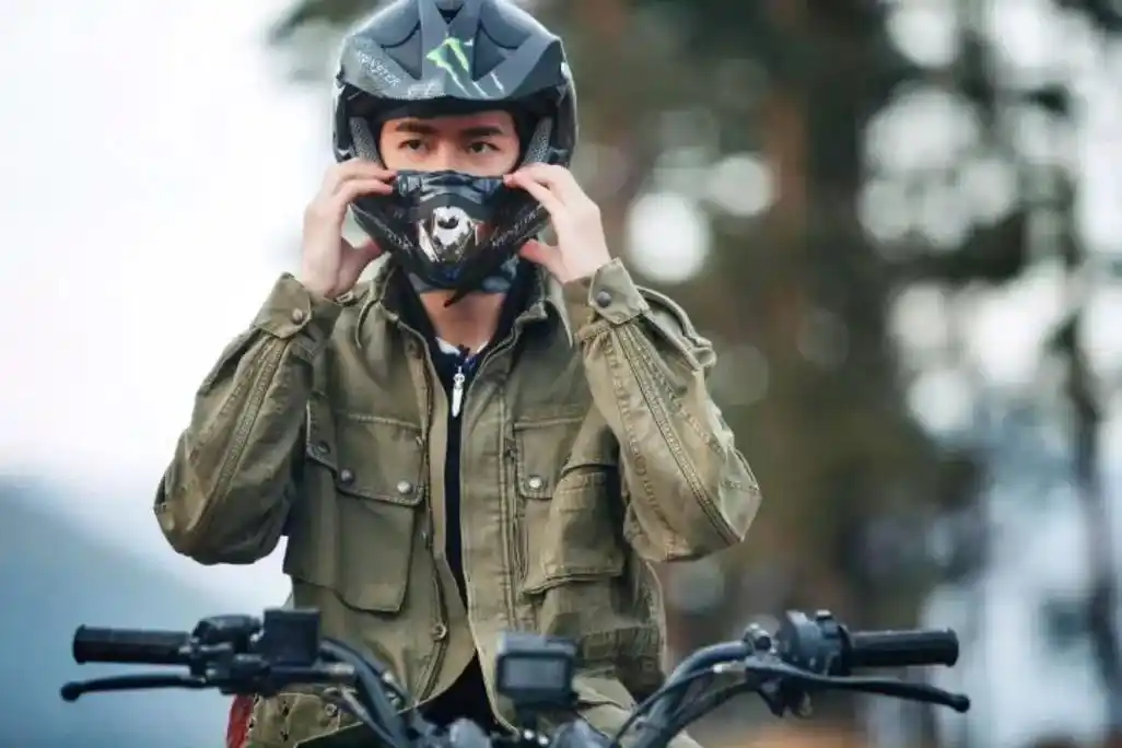 王一博抵达广西录制纪录片#他可以是舞台上闪闪发光的大明星