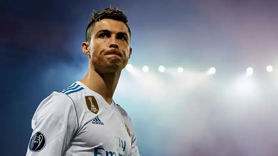 c罗2016年,效力于皇马时期,借大巴黎过桥这是一个在白衣军团中经常被