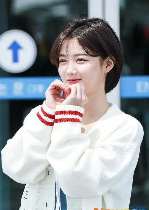 韩国国民妹妹「金裕贞」清纯短发又再次掀起热议,如纯情漫画女主