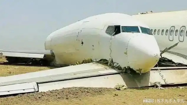 波音727货机降落时失控 坠毁又撞上遗留飞机残骸|飞机坠毁|曲风/电影