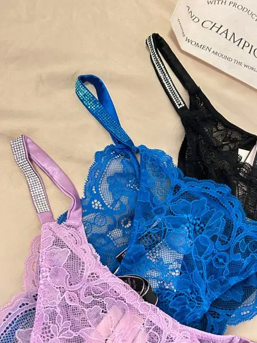 内裤又是被广大网友安利的面料摸着是那种很柔软的蕾丝两边的带子是