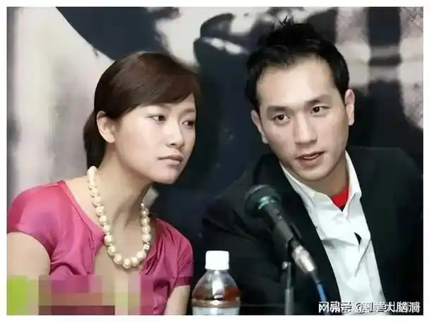 徐静蕾同居5年的前男友黄觉,罕晒与老婆合影!小15岁娇妻太美