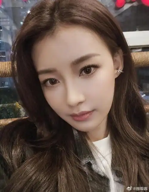 孙怡晒妈妈年轻照片