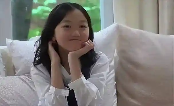 嘴唇疤痕全消失,身穿吊带气场强大,特像王菲_李亚鹏_女儿_照片