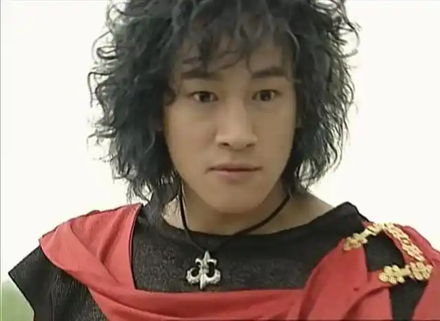 何润东这个片段里演技倒是不错,从满心欢喜到突然尴尬,这表情很给力