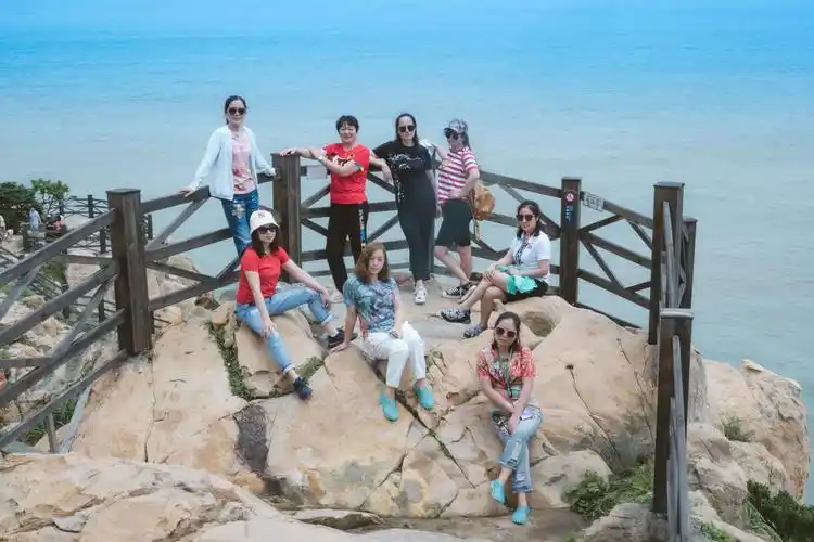 刚拍了一组集体照,景也不看了,照也不拍了 ,就打道回府.