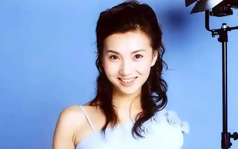 演员陈好:嫁大8岁富豪,婚后连生三胎,如今一家五口其乐融融_刘海峰