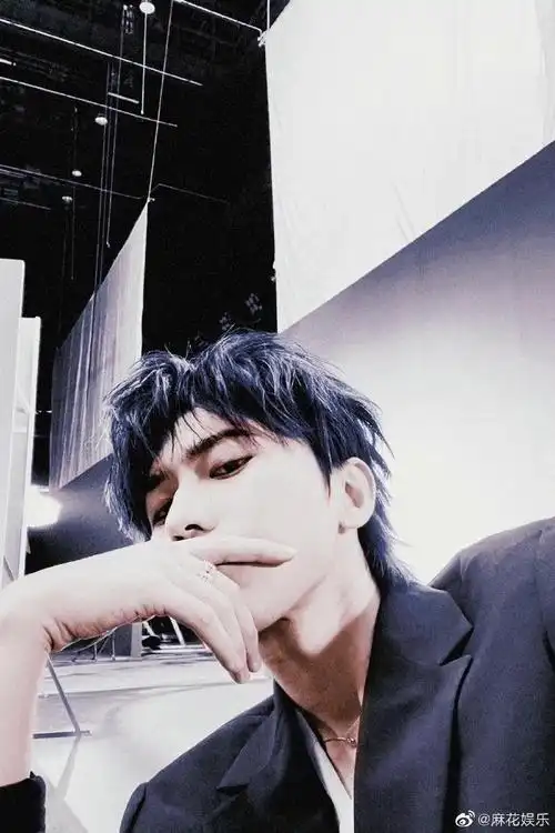 蔡徐坤蓝色湿发##蔡徐坤蓝发泳装照