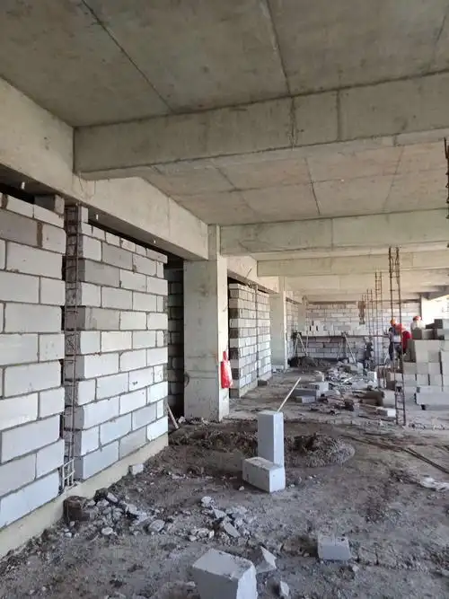 一层  工人砌筑砌块墙,完成5跨.剩下两跨.