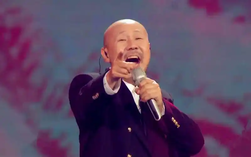 太硬核了,腾格尔版《丑八怪》嗨翻全场,网友:感觉他在骂我