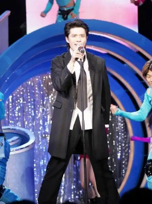 他是东方卫视最帅主持人曾红极一时入狱2年前途尽毁太可惜