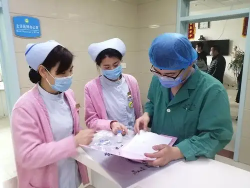 护理人员与手术室人员共同核对手术患者信息,查看患者体温是否正常!