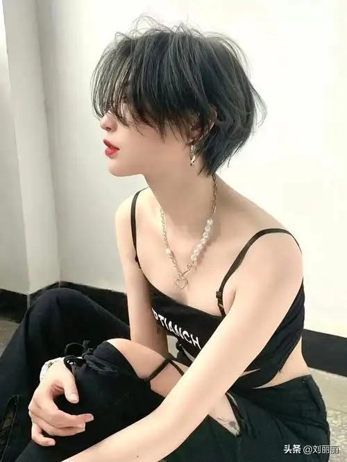 今年最流行的女生短发发型(4种最火短发送给你及图片)
