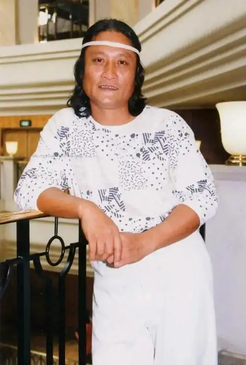 歌手万沙浪:登春晚爆红,摔伤后被前女友照顾,如今离世了