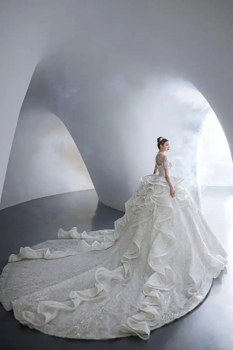 米白婚纱|仙奢挂脖主纱93.俏皮挂脖搭配重工一字肩06 展现 - 抖音