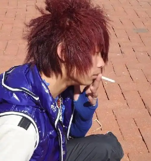 远看像混混,近看像非主流.