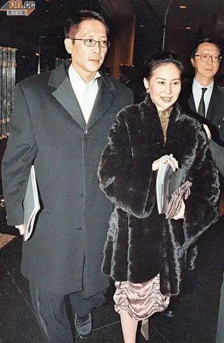 吃瓜何超琼,发现许晋亨真的算富商里长得不错的了