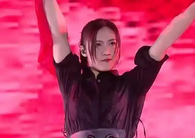 刘郡格黑裙现身好声音决赛,网友:还是回去给梁博当御用合音师吧!