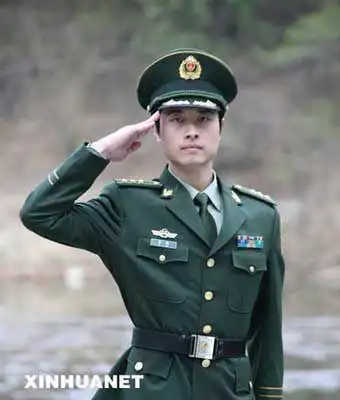 是我太过怀旧吗?为啥我觉得武警05式制服比07式好看的多?