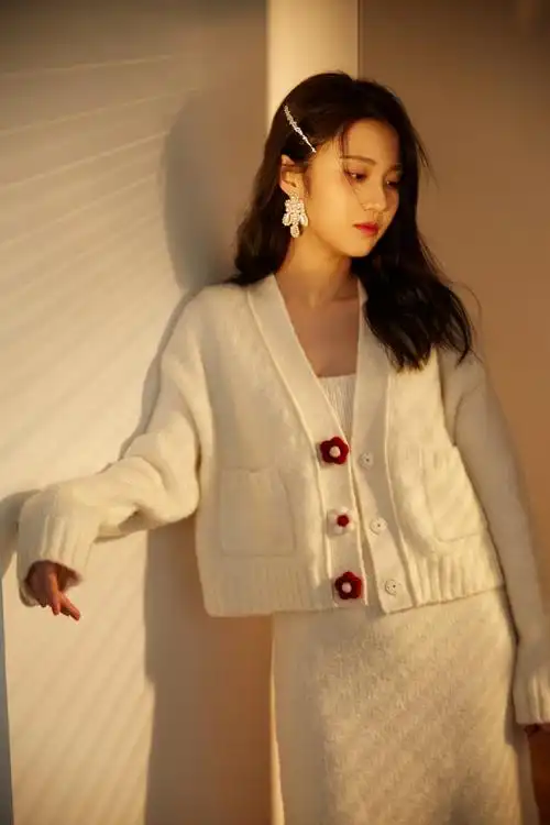 张慧雯米色毛衣甜酷写真图片