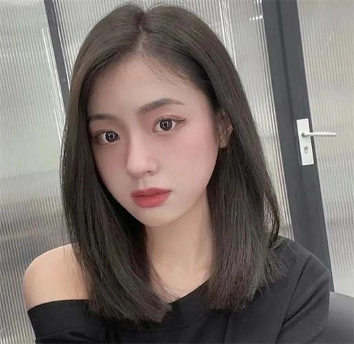 偏分锁骨发,飘逸简约的发丝线条设计,温柔自然好打理.