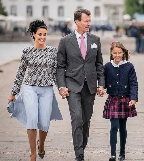 原创丹麦王室争斗激烈10岁公主被夺头衔后遭欺负王储妃排挤小叔子一家