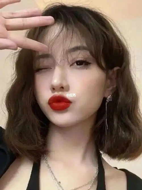 中短发尴尬期必备发型法式羊毛卷