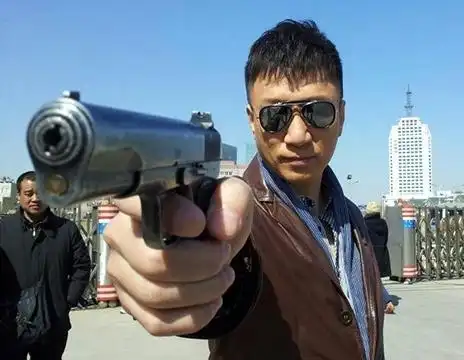 发哥拿枪,李连杰拿枪,孙红雷拿枪,都没有他拿枪霸气