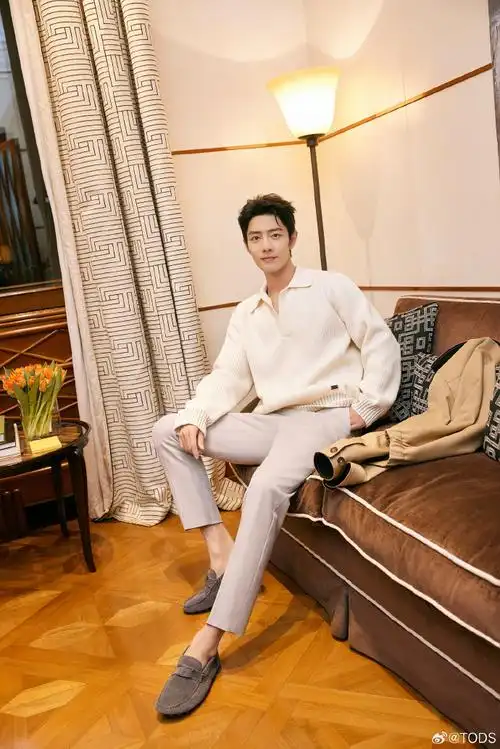 肖战晚宴穿搭#  快看,一件白色毛衣穿搭,这男人穿出了多种风格啊