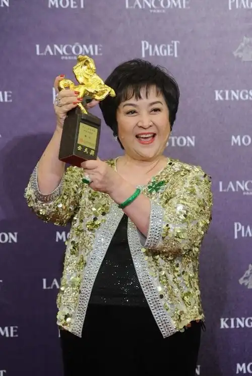 甄珍哪像是40后70来岁气度风骨闪耀打扮珠光宝气也不显俗