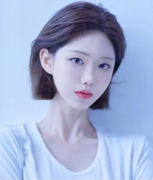 女生短发齐下吧短发热短发夏天首选时尚必