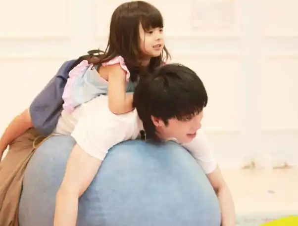 华晨宇女儿私照被拍长相并不像爸爸这颜值不敢再生二胎吧