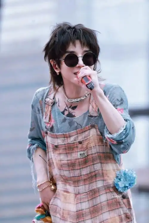 华晨宇香港演唱会妆造##华晨宇维港限定舞台造型