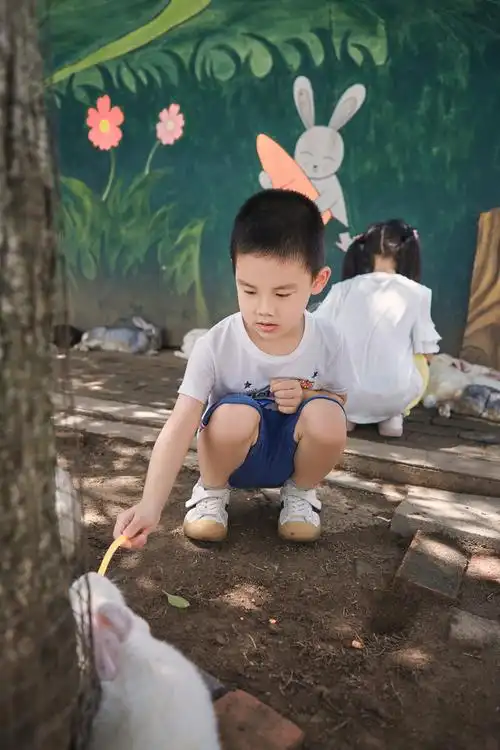 下雨天修修自己孩子照片孩子的童年时光还是需要定格下来的作为摄影师