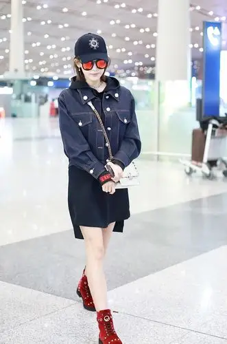 古力娜扎最新机场街拍写真图片_明星_美桌图片库