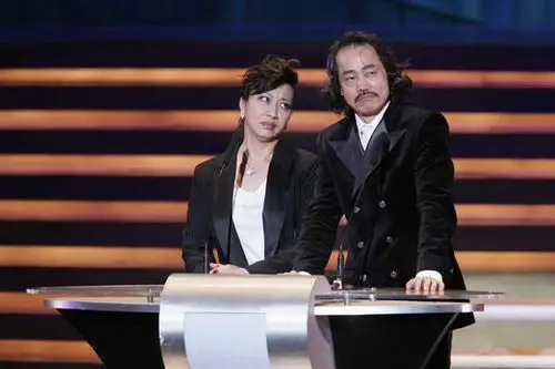 图文包租婆元秋包租公元华上台颁奖不忘搞笑