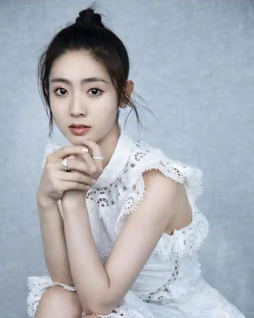 李曼,中国内地"85后"实力偶像新生代女演员,1988年6月4日出生于辽宁省