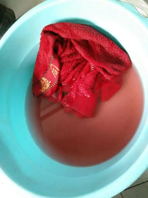 红色枕巾掉色严重