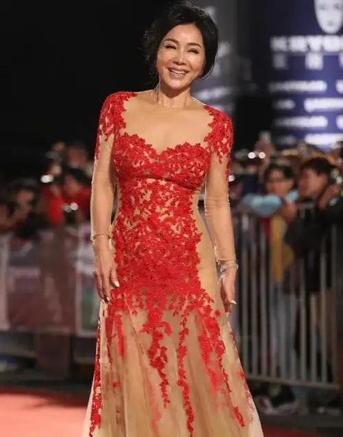 原来陈美凤学生时期最喜欢的是"五花瓣合唱团",有一次和同学跑到海边