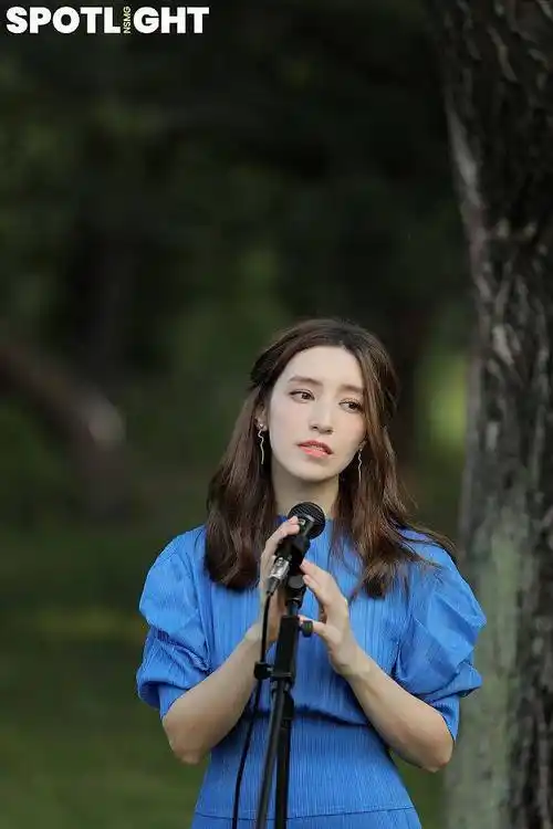 梁心颐蓝色连衣裙温柔优雅绿野林间恣意洒脱开唱