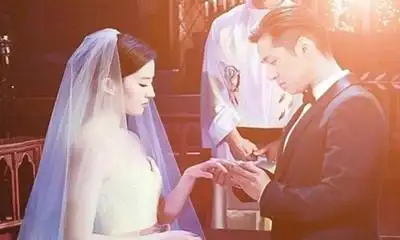 刚刚接到相关宣传通告,说是胡歌和刘亦菲年底官宣恋情,而且两人已经在