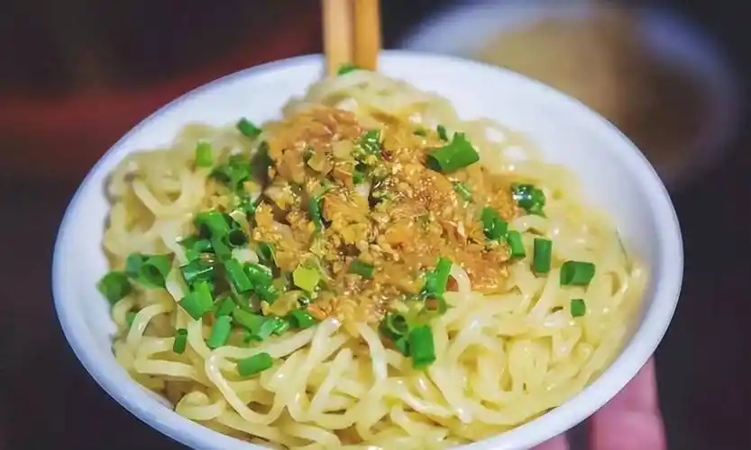 梅州腌面三及第汤是一道非常典型的客家菜,它主要是用猪肝,猪瘦肉