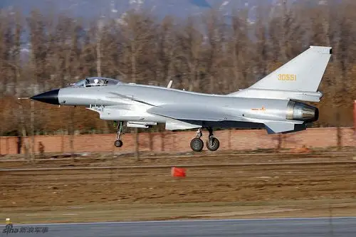 国产歼10战机进行超低空通场表演