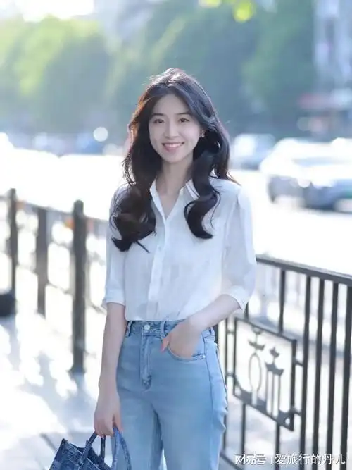 白衬衫搭配牛仔裤简简单单的穿搭就很美