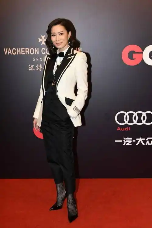 原创佘诗曼终于换风格穿白色西装内搭马甲套装复古卷发美出新高度