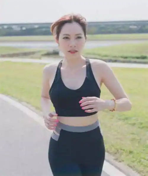 44岁徐怀钰现身公园跑步,穿露腰背心大秀好身材,手臂纹身抢镜_演唱会