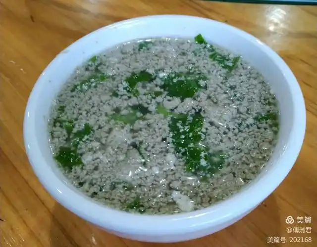 老板娘说,这碗叫"长寿火麻菜汤",漂浮在上面的就是碾碎了的火麻.